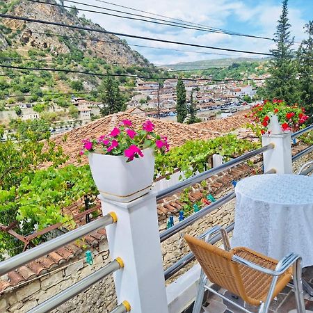 Guesthouse Riverside Berat Luaran gambar